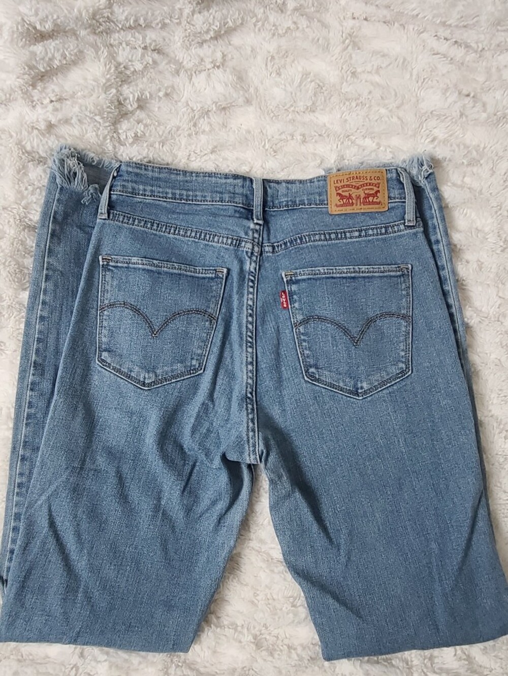 Levi's Women's 28x32 Light-Medium Wash Skinny  Jeans With Fray Hem